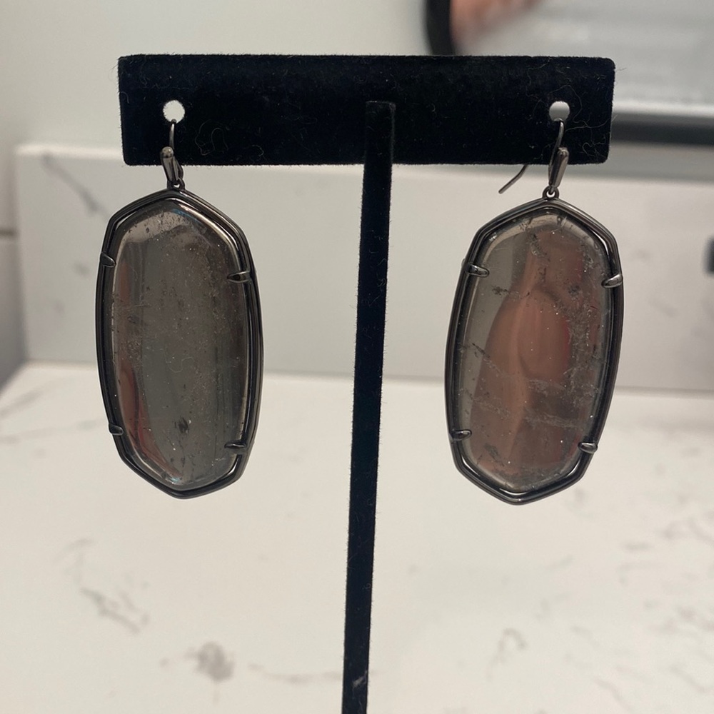 Kendra Scott - MIRROR ROCK GUN METAL FACETED DANIELLES